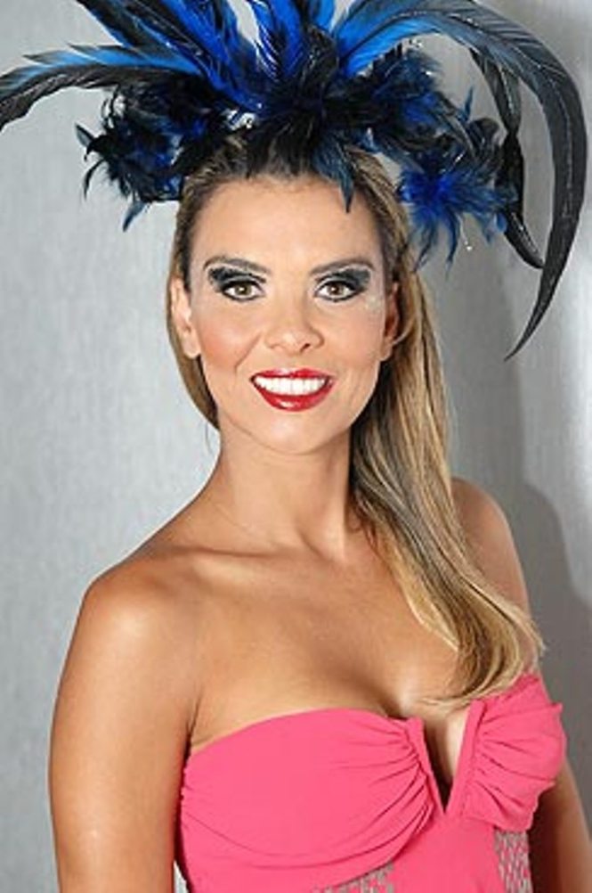 No Carnaval, a mulher tem liberdade de se maquiar usando cores e brilhos.