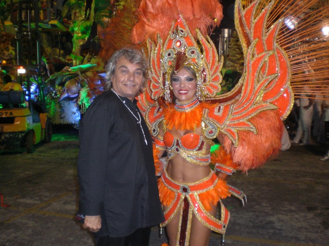 Carnavalesco Chico Spinosa criador do beija-flor laranja e Mônica Gulin. 